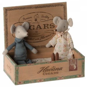 Alternative view of Bedstmor og -far mus i cigaræske