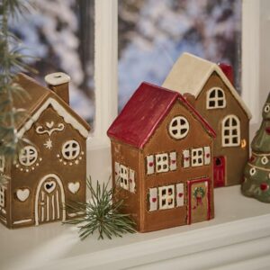 Alternative view of Hus med rødt tag og krans på døren