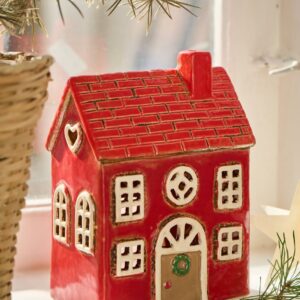 Alternative view of Hus med rødt tag og brun dør