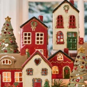 Alternative view of Hus t/fyrfadslys Stillenat rødt tag og juletræ foran huset