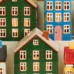 Alternative view of Hus t/fyrfadslys Nyhavn grøn m/gul dør på siden