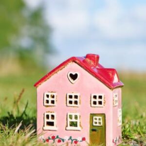 Alternative view of Hus t/fyrfadslys Ebeltoft grøn dør jordbærranke